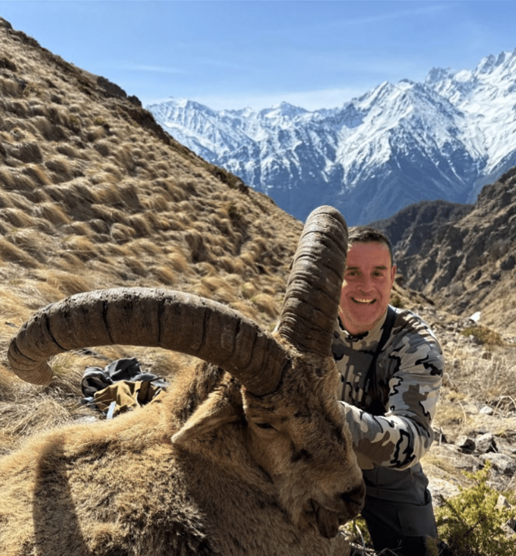 Cazador y guía local con trofeo Tur de Kubán — expedición Karacháyevo-Cherkesia Real Hunt Me