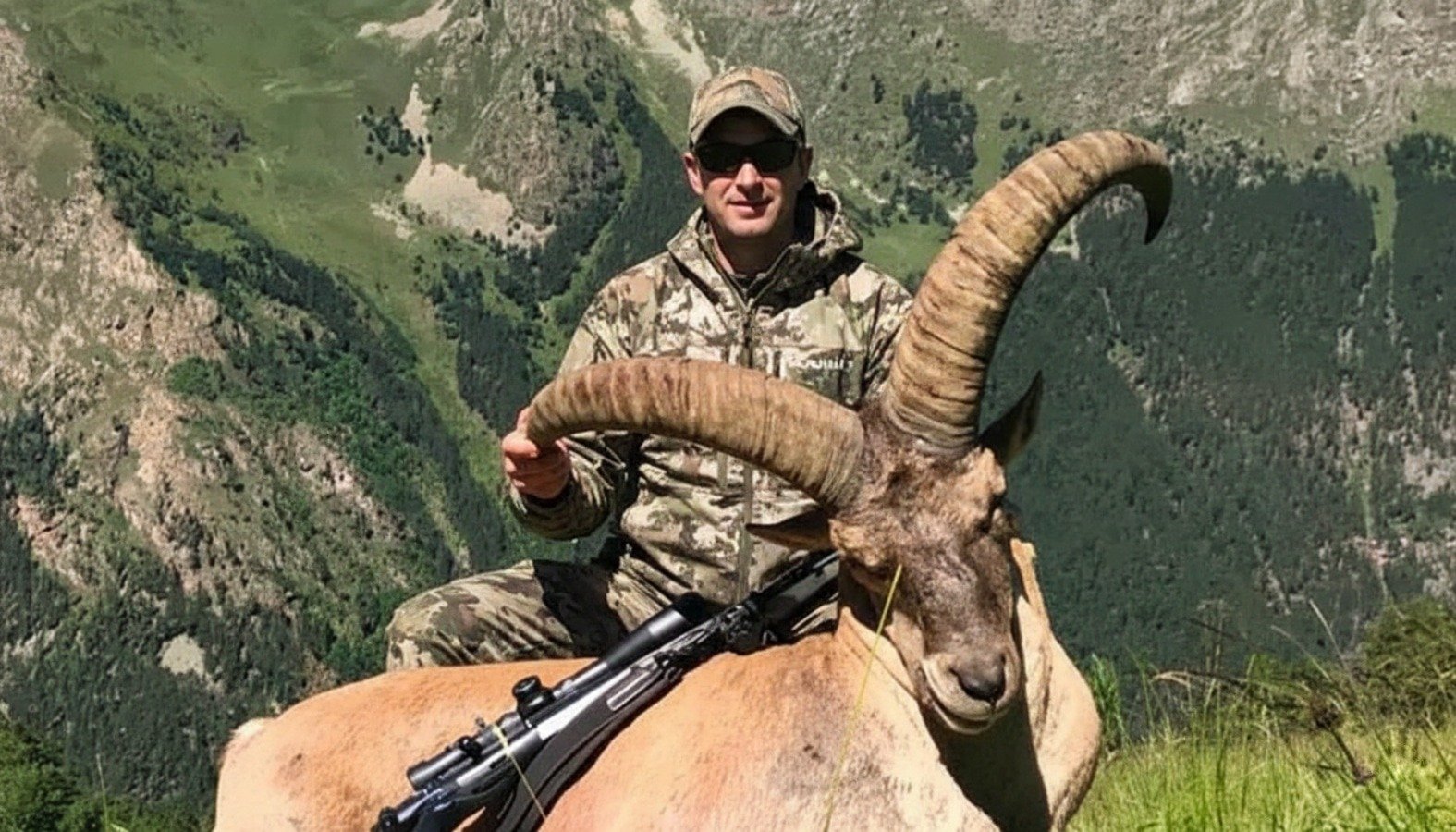 Caza del Kuban Tur en Karacháyevo-Cherkesia — expedición Real Hunt Me, Rusia