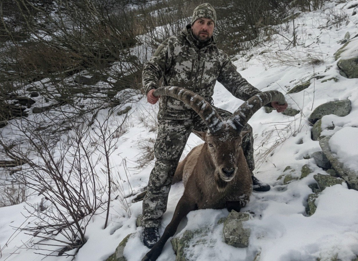 Paisaje de alta montaña de Karacháyevo-Cherkesia en zona de caza del Kuban Tur — Real Hunt Me