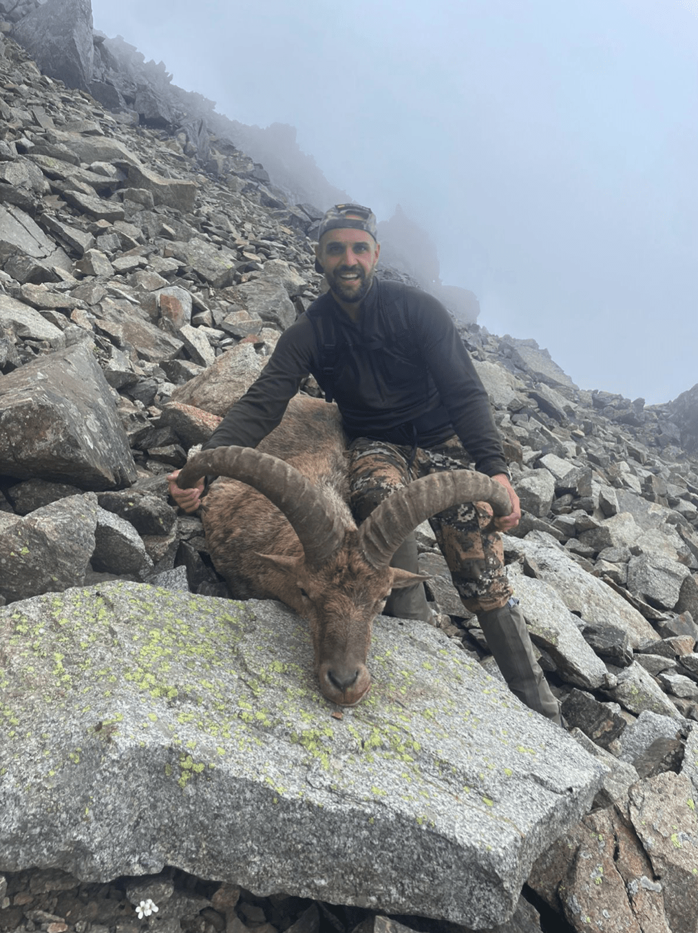 Cazador y guía local durante la travesía combinada