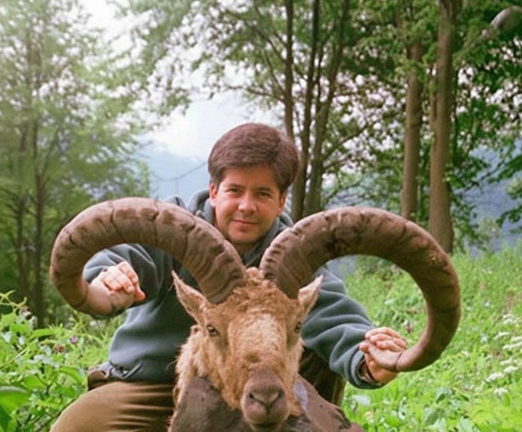 Cazador y guía local con trofeo Eastern Caucasian Tur — expedición Daguestán Real Hunt Me